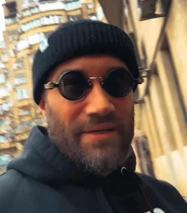 Mihai Bendeac le arată tuturor covoarele lui de pe Temu / Foto: Captură Video