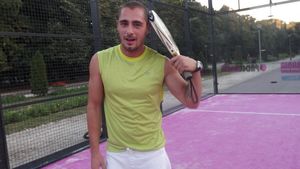 Vladimir Draghia demonstreaza ca face fata oricarui sport. Vezi cum s-a descurcat actorul pe terenul de padel