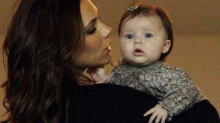 Victoria si David Beckham si-au cumparat sase brazi pentru primul Craciun cu fetita lor. Vezi cati bani au cheltuit!