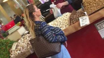 E cea mai sexy-gospodină! Am găsit-o la piaţă pe ”vecina” lui Răzvan & Dani