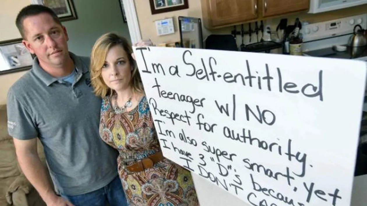 Adolescenta umilita in public de parinti! Fata a fost nevoita sa poarte o pancarda la gat, intr-o intersectie