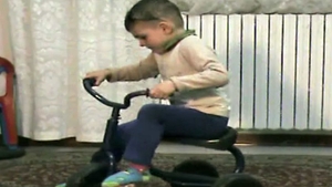Număr spectaculos de echilibristică al ”Micului Hercule”. Ce poate să facă cu o tricicletă!