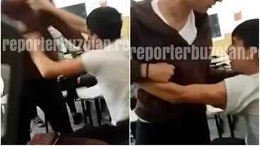 VIDEO / Scene şocante! Doi elevi de liceu s-au bătut ca-n ringul de box într-o clasă! Incredibil ce făceau unii dintre colegi în timpul luptei