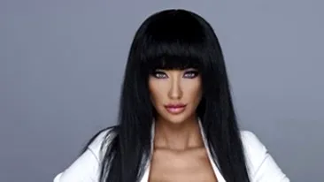 Bruneta Bianca Dragusanu seamana perfect cu Angelina Jolie. N-o sa-ti vina sa crezi cand vei vedea ce poza si-a pus pe Facebook!