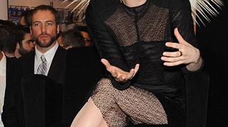 Lady Gaga si-a facut palarie din parul ei