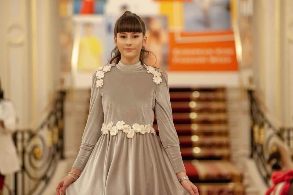 Raisandra a strălucit pe catwalk-ul de la Paris în creațiile unor designeri români! Imagini de colecție cu talentata cântăreață