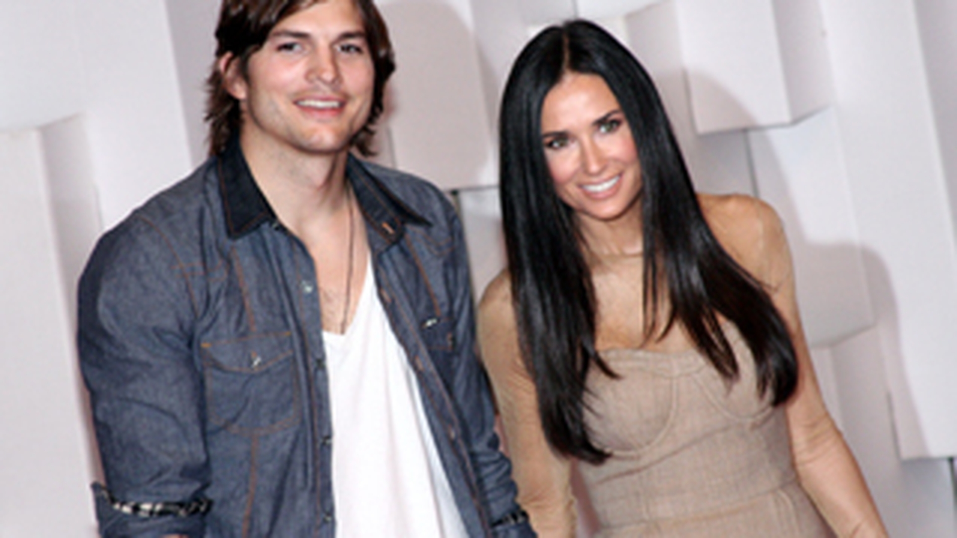 Amanunte din culisele mariajului Demi Moore- Ashton Kutcher! "Ea e bisexuala, faceau sex in trei si aveau voie sa aiba aventuri!"