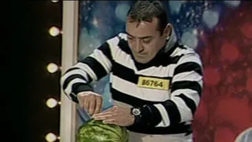 El este Brancusi al fructelor! Sculpteaza in pepeni aproape la fel de bine ca maestrul in stanca! Uite ce creatii au iesit din mana lui!