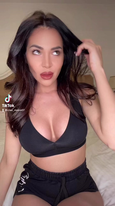 Claudia e brunetă și sexoasă/ Sursă foto: Instagram.com