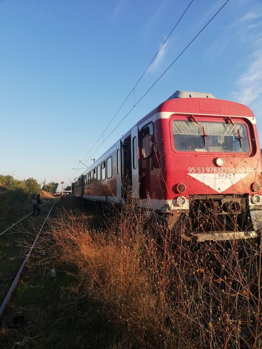 A scăpat ca prin minune după ce mașina lui a fost lovită de tren