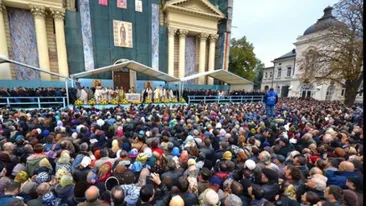 S-au inghesuit pe doi kilometri la moaştele Sfintei Parascheva. Au sarit de 25.000 de credinciosi!