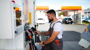 Sfârșitul de săptămână la  pompă: benzina trece de 9 lei/l și face prăpăd în buzunarele șoferilor