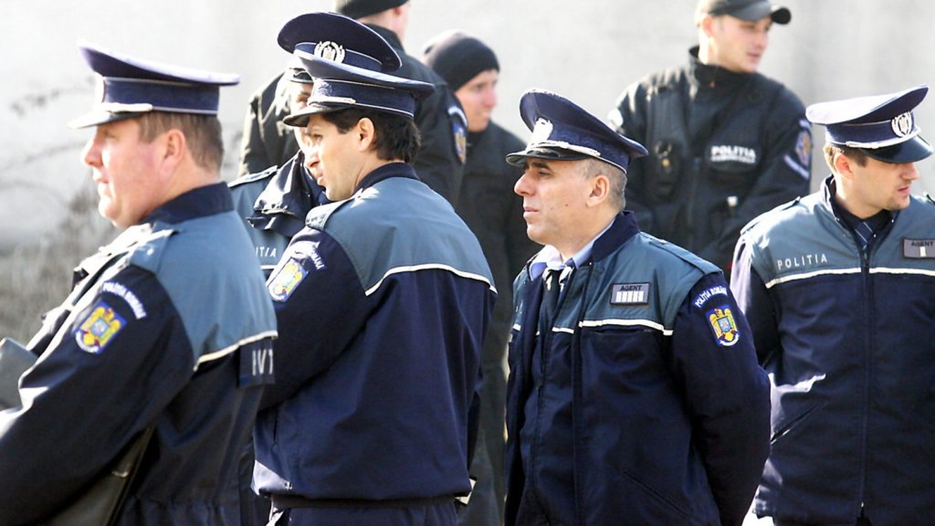 Scandalul continuă! Mesajul uluitor al unui polițist criminalist din Suceava: ”Mi-am luat găleată cu mop”