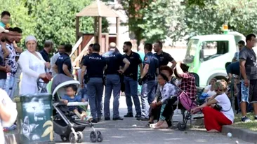 Un român din Italia a încercat să intre cu mașina în 200 de oameni aflați într-un parc!