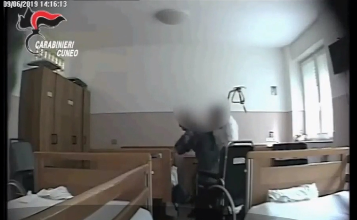 Ce făceau două românce în Italia cu bătrânii pe care îi îngrijeau. Atenție, imagini halucinante