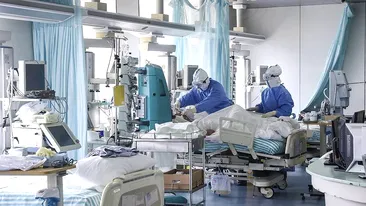 Situație disperată la Galați! Pacienții infectați cu COVID-19 sunt tratați pe holurile spitalelor și în ambulanțe