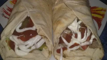 Nu credeai ca ai sa vezi vreodata asa ceva. E impachetata in lipie si e plina de ciocolata!