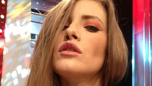 Iulia Albu a trecut la hainele de iarna. Nu o sa-ti vina sa crezi cum a putut sa iasa din casa! "Semeni cu iapa lui Zorro!"