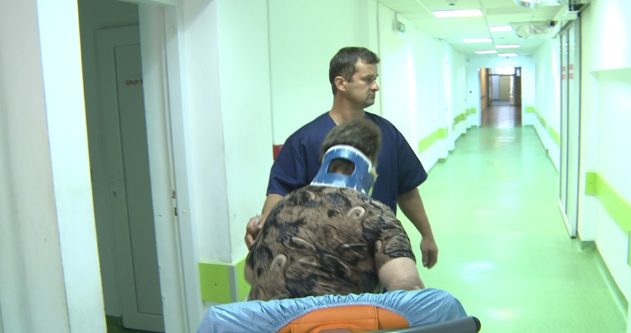 Brancardierii îl așteaptă pe medic cu brațele deschise