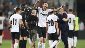 Scene halucinante în timpul meciului Astra - West Ham! Un suporter a fost bătut cu bestialitate şi, se pare, ar fi vorba despre un român!