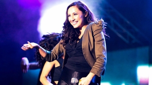 Andra, asa cum nu ai mai vazut-o niciodata! Uite cum arata cantareata cu parul scurt si ochelari