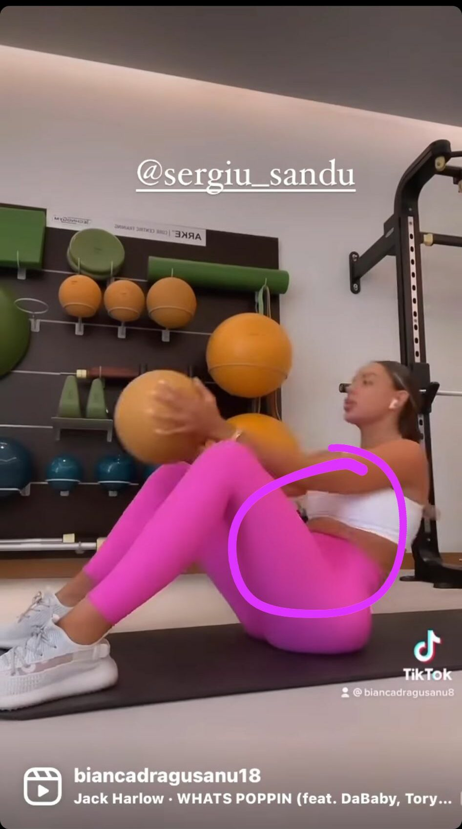 Bianca Drăgușanu când i se vede burtica de gravidă la sală. Sursă foto: Captură Instagram