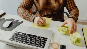 Salariile din publicitate în România. Cât ajunge să câștige un copywriter în 2026