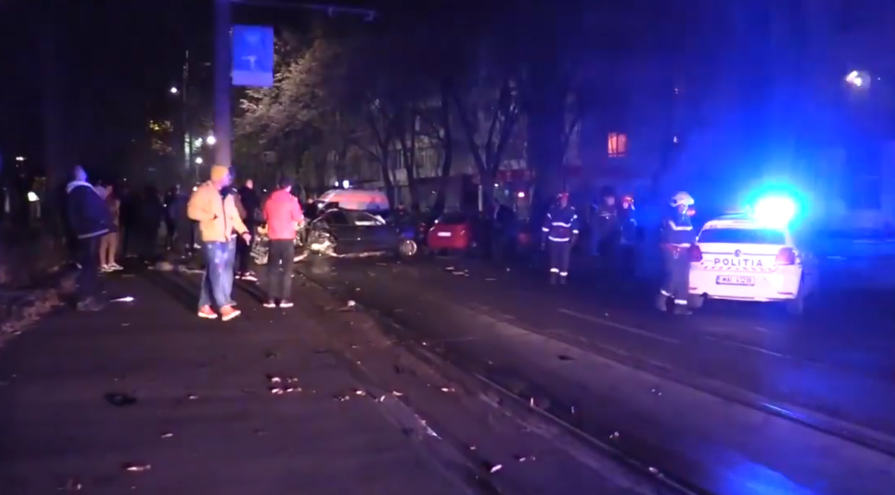 Accident înfiorător în Brăila. Șoferul unui BMW, proiectat pe șosea după ce a pierdut controlul volanului și a făcut prăpăd. Bărbatul de 23 de ani, în comă la spital