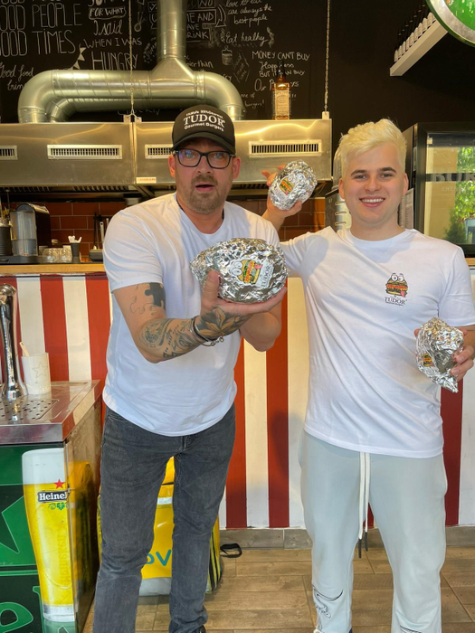 Tudor Aposteanu și vlogger-ul Zbir au creat un burger delicios! Celebrul Zburger vine cu un preț accesibil pentru toți pofticioșii