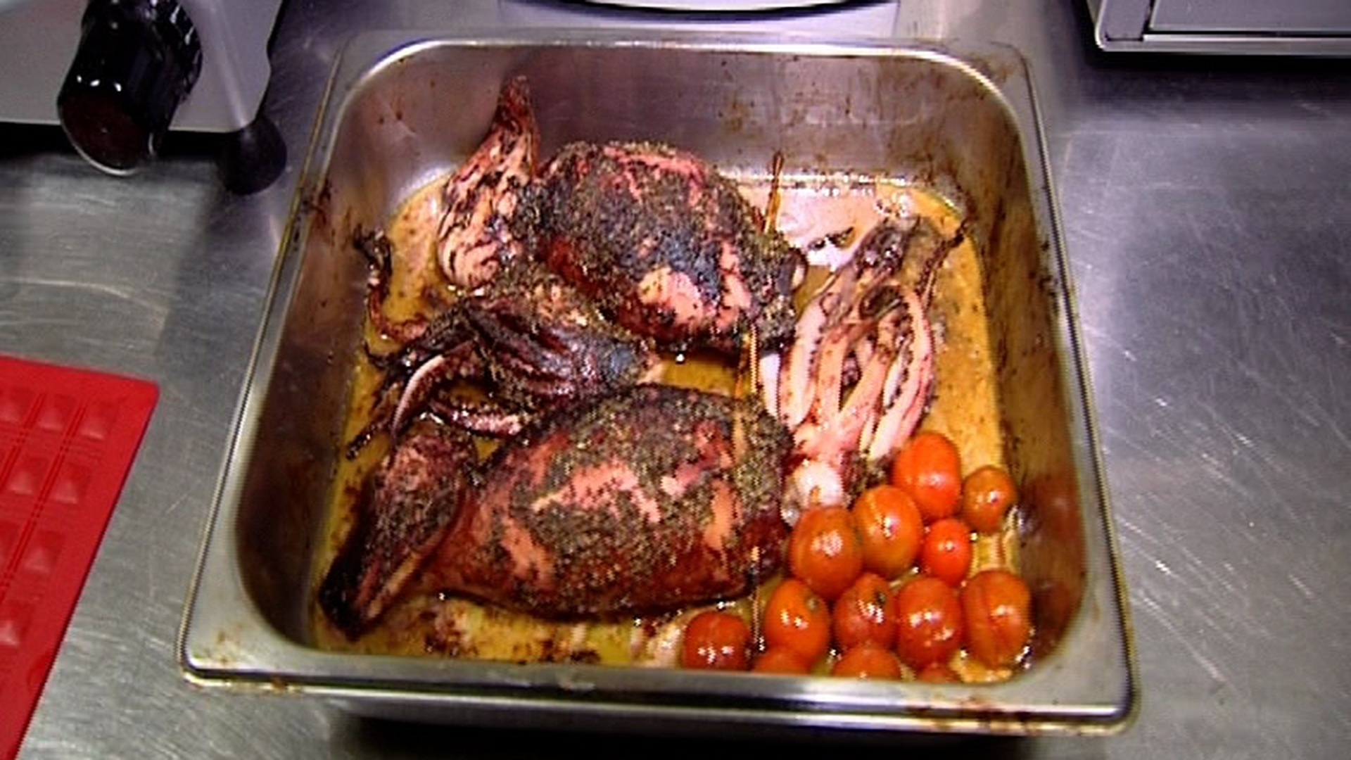 Revelion timpuriu pentru un cunoscut cantaret si iubita lui. Au atacat masa din bucatarie si au pus-o de un rasfat... culinar