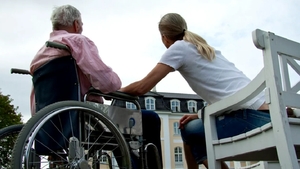 O româncă l-a stors de bani pe bătrânul de care avea grijă în Italia. I-a vândut fiecare farfurie de mâncare cu 17.000 de euro. Suma furată este uriașă