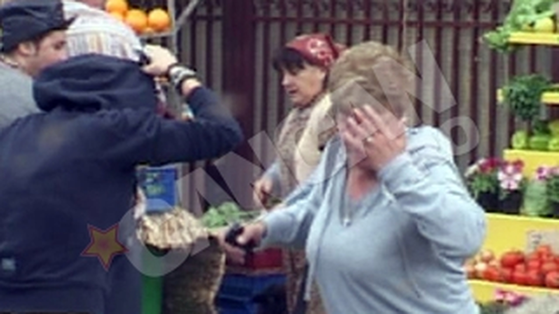 Ionela Prodan s-a trezit cu tarani si tarabe cu legume in fata casei! Artista a ramas socata!