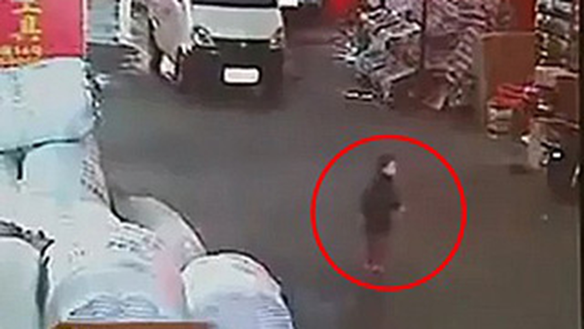 Milioane de comentarii pe Twitter-ul chinezesc, reactie la cazul fetitei lasate sa zaca pe jos dupa ce a fost calcata de doua masini - Atentie, imagini socante!