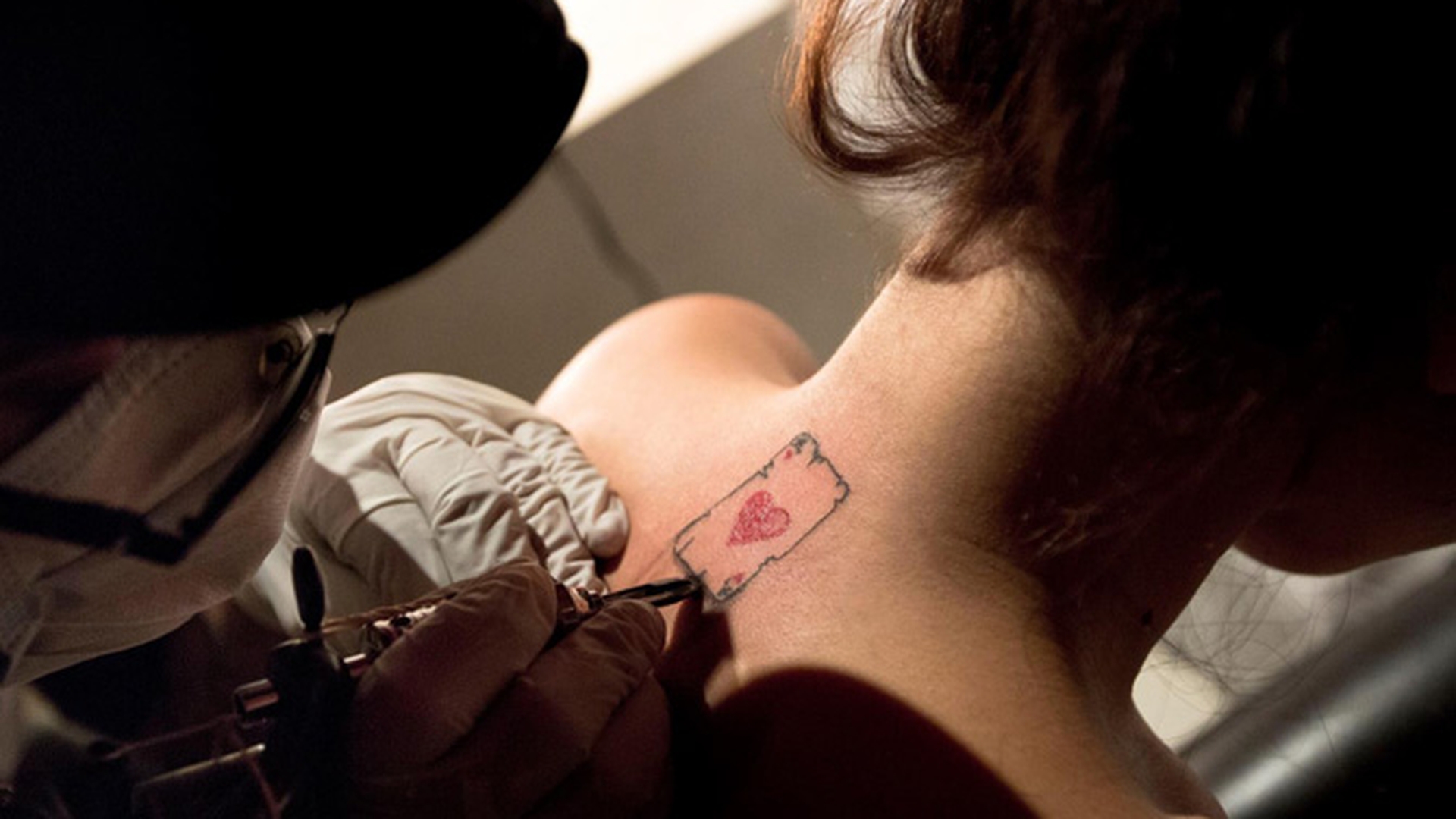 Unii sunt incantati, altii sunt dezamagiti! Inna si-a tatuat asul de inima rosie dupa ceafa! Tie iti place?