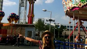 Deliei ii place adrenalina! Vezi in ce s-a dat in parcul de distractii!