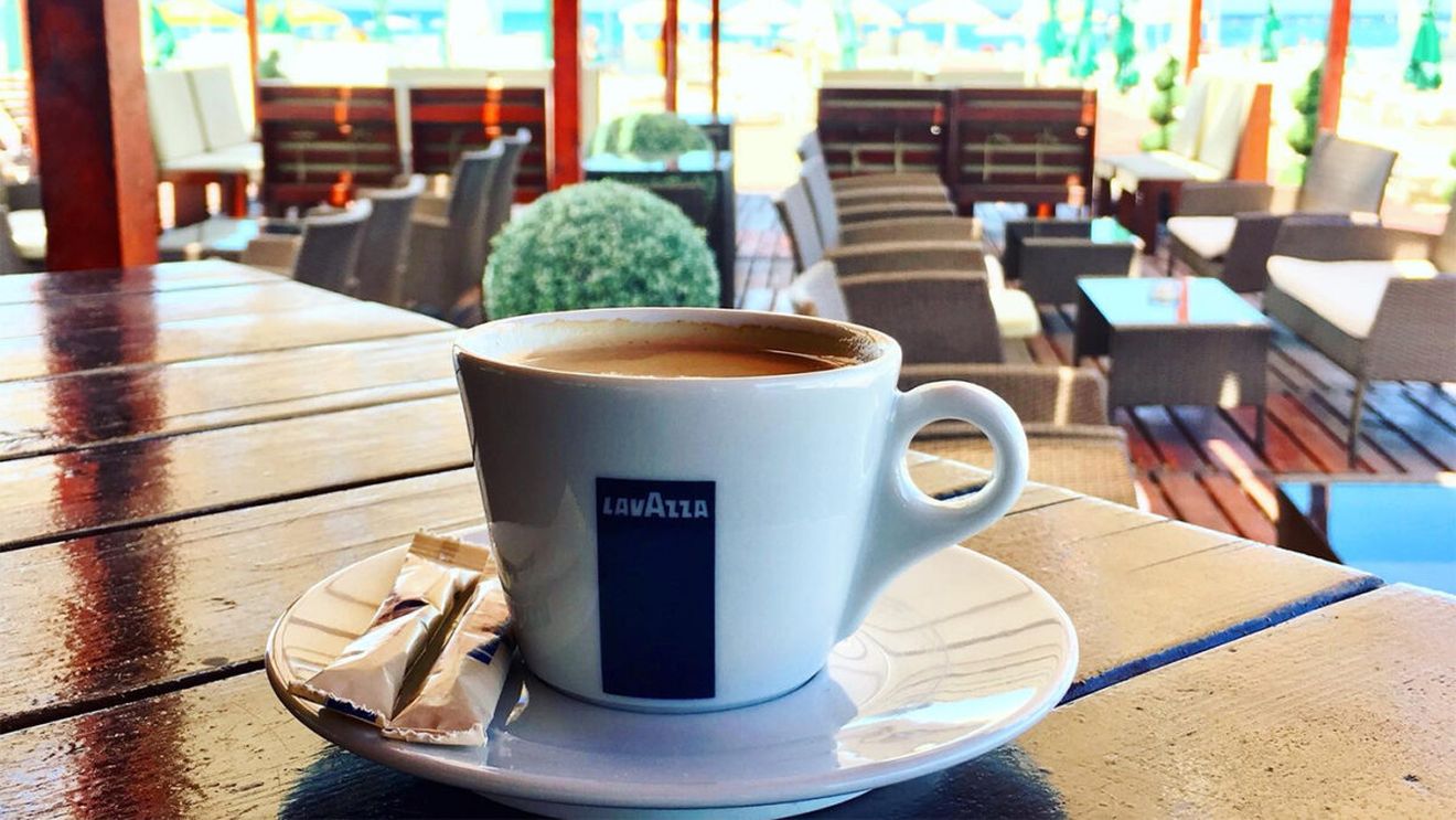 Câți lei costă o cafea simplă, pe plajă în Mamaia. Cu ce preț se vinde o sticlă cu apă "la jumate"