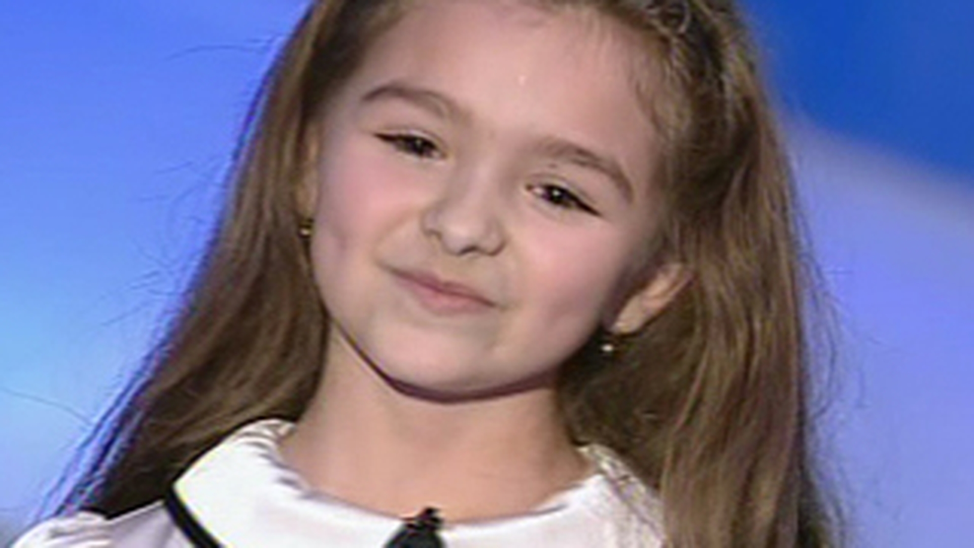 VIDEO Rebeca Neacsu, cea mai mica participanta, a deschis finala "Romanii au talent"