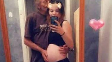 Imaginile care au stârnit o adevărată furie pe internet. Un bătrân de 74 de ani a lăsat gravidă o minoră! "Îl iubesc mult!"