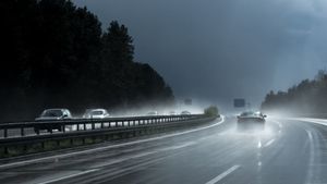 Prognoza meteo în weekend. 15 județe sunt vizate de vijelii și ploi torențiale. Săptămâna viitoare urmează caniculă