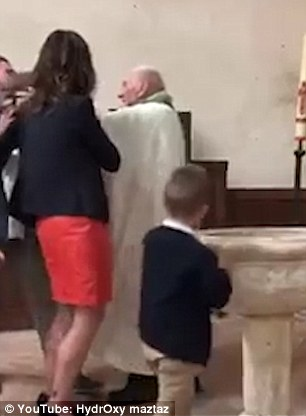 VIDEO | Un preot a lovit un bebeluș în timpul unei ceremonii de botez, pentru a-l opri din plâns