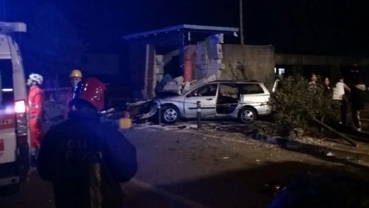 FOTO / Tragedie în Italia! Cinci tineri români, striviţi în maşina distrusă în urma impactului! Doi dintre copii au murit pe loc