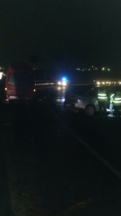 O mașină a intrat pe contrasens și a lovit un microbuz cu 12 persoane. Șoferul vinovat a fugit