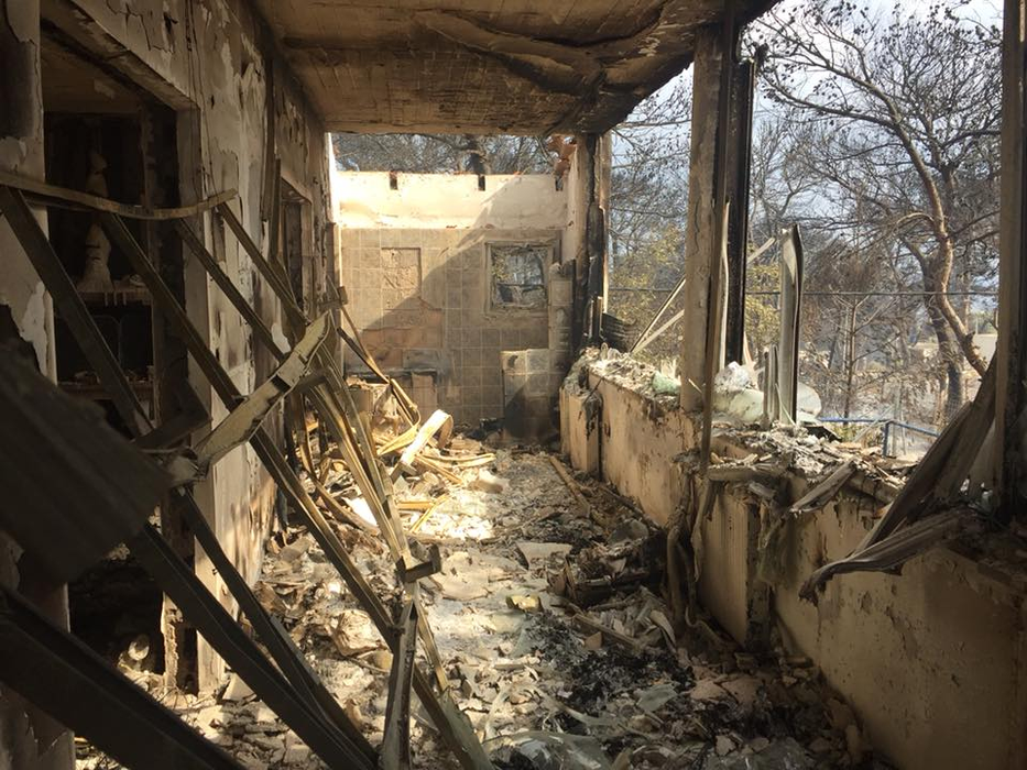 Imagini apocaliptice de la dezastrul din Grecia! Oamenii s-au refugiat în mare