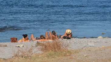 BANCUL ZILEI | Două fete se dezbracă complet pe malul unui râu