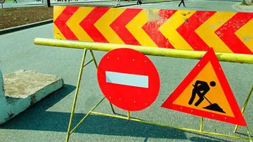 Trafic inchis intre bulevardele Eroilor si Eroilor Sanitari din cauza surparii terenului. 40 de persoane au fost evacuate din locu