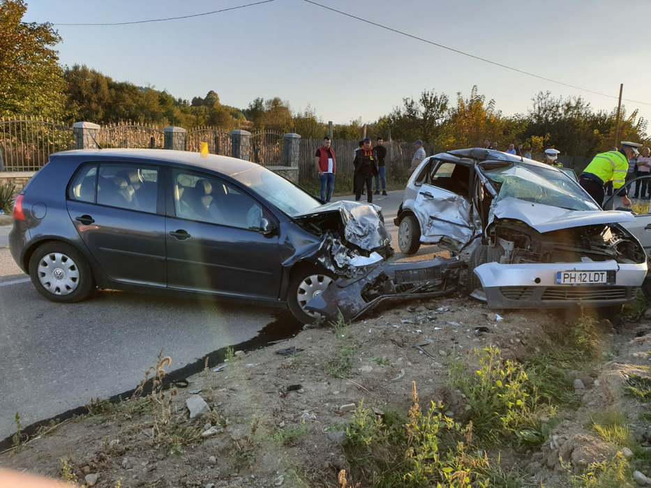 Accident în Prahova! Un mort și patru răniți după ce două mașini s-au lovit frontal