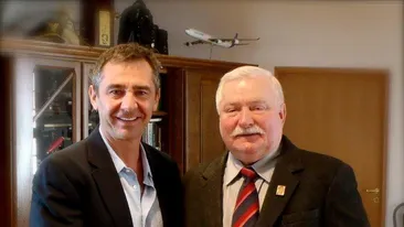 Un roman vindeca sefi de state si celebritati de la Hollywood! Dr. M a facut Medicina la Craiova si a lucrat la Salvamont!