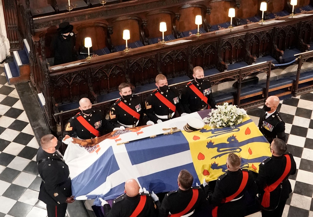 Queen Elizabeth II watches as the coffin of the Duke of Edinburgh is placed St George's Chapel, Windsor Castle, Berkshire during his funeral service
The funeral of Prince Philip, Duke of Edinburgh, Windsor Castle, Berkshire, UK - 17 Apr 2021,Image: 606161271, License: Rights-managed, Restrictions: , Model Release: no, Credit line: Profimedia