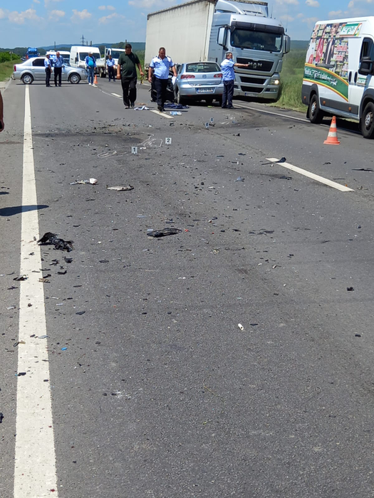Dubă a jandarmeriei, implicată într-un accident grav pe DN6. Șoferul vinovat a făcut infarct la volan