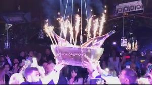 CANCAN.ro a transmis LIVE de la evenimentul anului! S-a deschis cea mai mare şi mai scumpă şampanie comandată în România: dinozaurul rose de 9 litri!